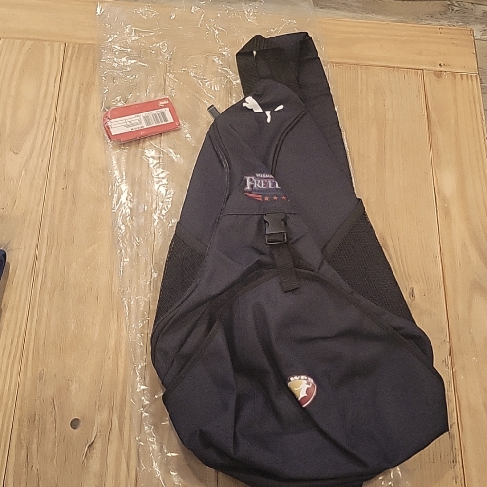 NWT. WPS Fan Crossbag.